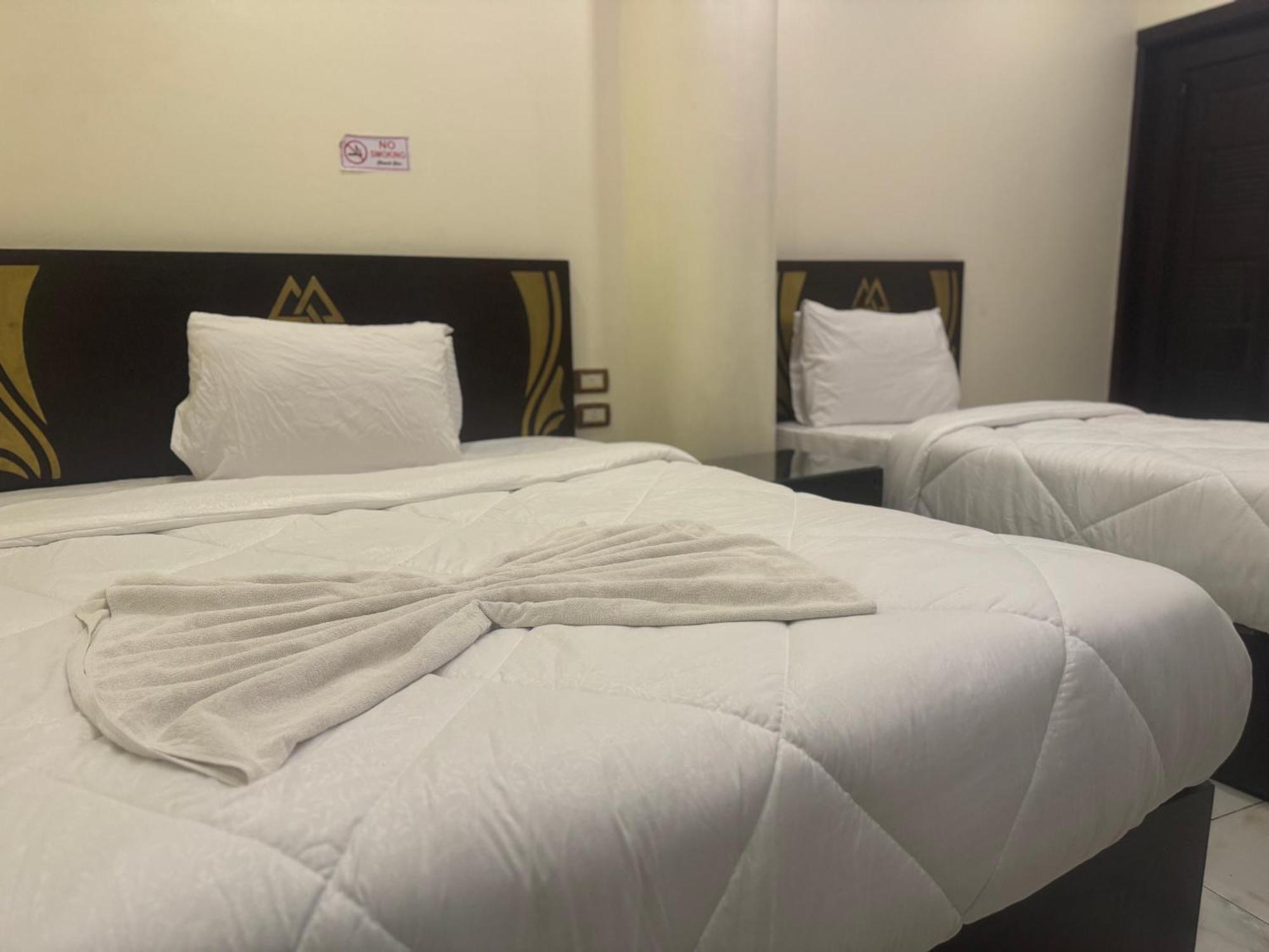 Pyramids And Sphinx Hotel Kafret el-Gabal Extérieur photo